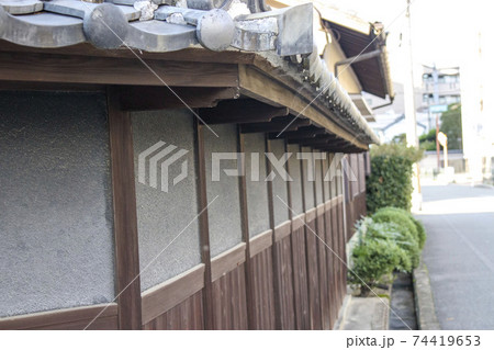 日本の古い家の築地塀 74419653