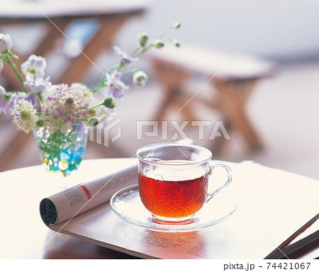 カフェでハーブティーを飲みながら雑誌を読む カフェでハーブティーを飲みながら雑誌を読む 74421067