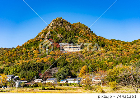 滋賀県東近江市　全山紅葉している太郎坊宮の遠景 74421261