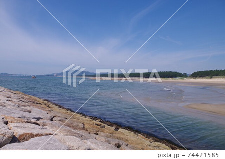 青空と水色の海 74421585