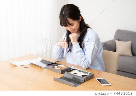 お弁当を食べようとする女性 74421618
