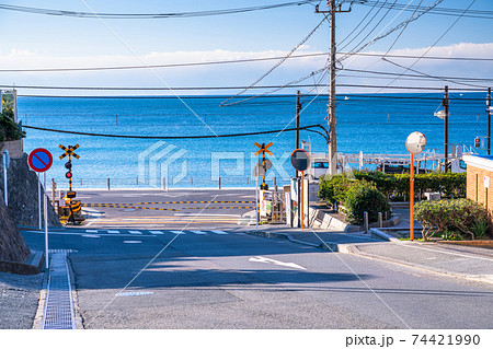 《神奈川県》海沿いの江ノ電・鎌倉高校前の踏み切り 74421990