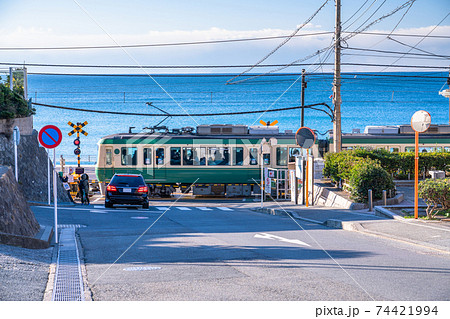 《神奈川県》海沿いの江ノ電・鎌倉高校前の踏み切り 《神奈川県》海沿いの江ノ電・鎌倉高校前の踏み切り 74421994