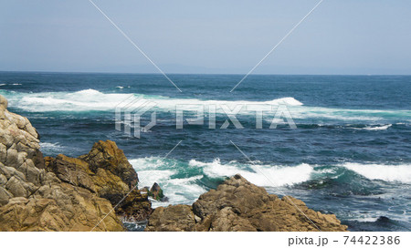 青と白の絶妙の調和。カリフォルニア西海岸の磯の白波 青と白の絶妙の調和。カリフォルニア西海岸の磯の白波 74422386