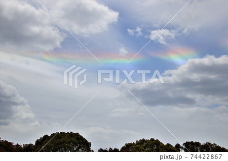 空に虹色の彩雲が現れたの写真素材