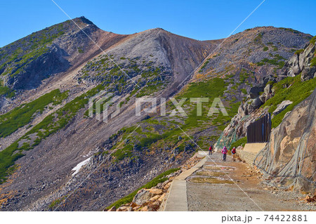 岐阜県(長野県)乗鞍岳の摩利支天岳の麓の道から朝日岳と乗鞍岳(剣ヶ峰)方面を見る 74422881