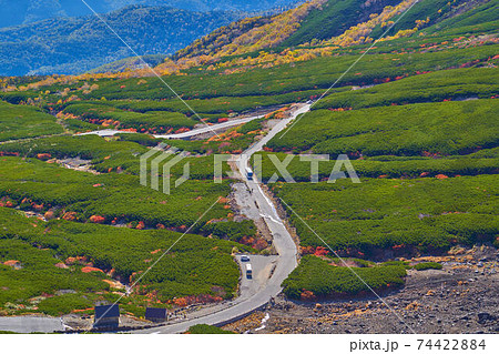岐阜県(長野県)乗鞍岳の摩利支天岳の東から東側のエコーラインの眺望 74422884