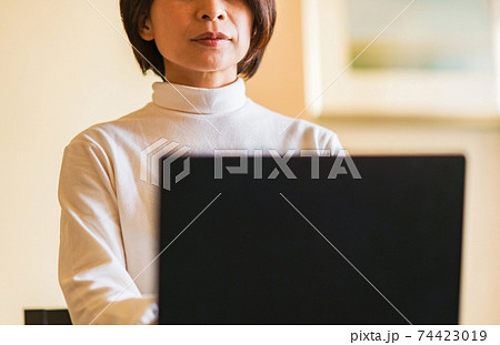 リモートワーク　和室　ワーケーション　日本人 74423019