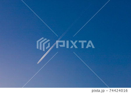 夕暮れの飛行機雲 74424016