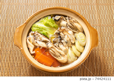 牡蠣鍋 一人前サイズの小さな土鍋に入れられたもの の写真素材