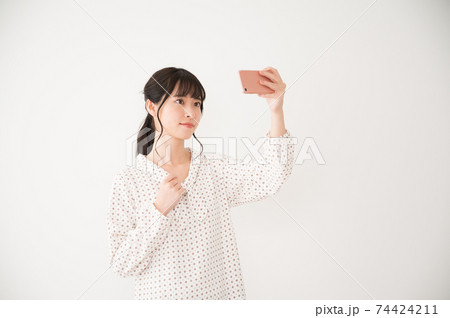 スマホでファッションの自撮りをする女性 74424211