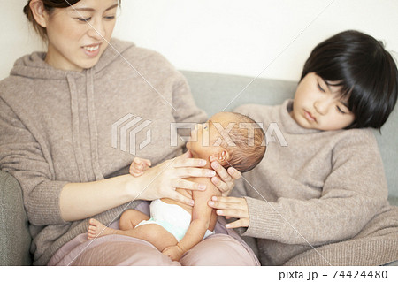 赤ちゃんを見守るお姉ちゃん 74424480