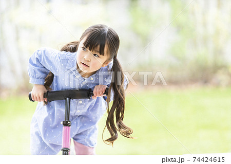 ストライダーに乗る女の子の写真素材