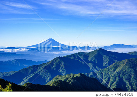 奥秩父の山並みと富士山 夏の雄大な景色 の写真素材