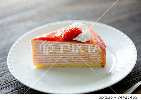 お皿に盛り付けされた苺ミルクレープ 74425465
