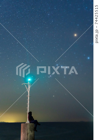 美しい冬の星空を見上げる人 美しい冬の星空を見上げる人 74425515