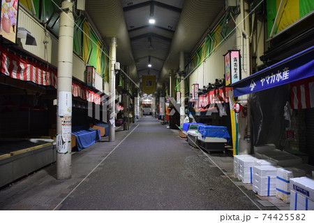 夜、閉店後の近江町市場 夜、閉店後の近江町市場 74425582
