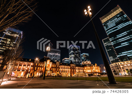 日本の東京都市景観 変貌する東京・東京駅の背後に八重洲口再開発の超高層ビルが姿を現した 74426305