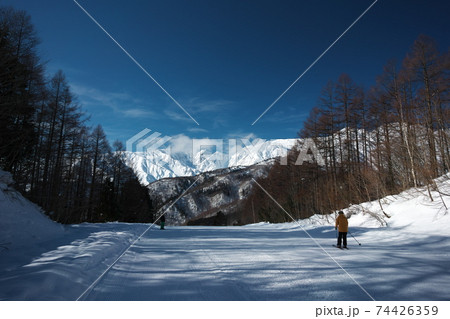 白馬岩岳スノーフィールド　Iwatake Back BowlのViewコースから白馬連峰の眺め 74426359