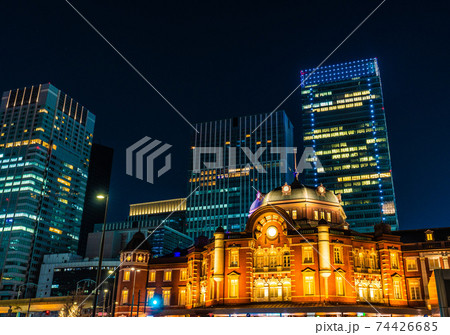 日本の東京都市景観　ライトアップされた東京駅と八重洲口のオフィスビル群などを望む 74426685