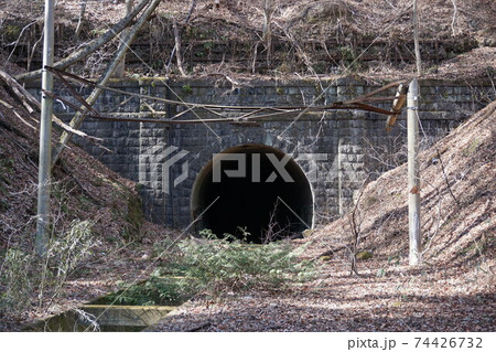 廃線跡に残る古いトンネル 74426732