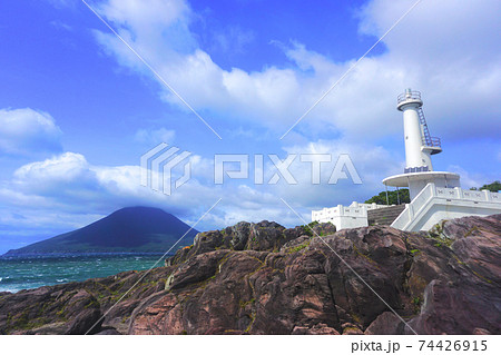 薩摩長崎鼻灯台と開聞岳、指宿市、鹿児島県、日本の写真素材 [74426915