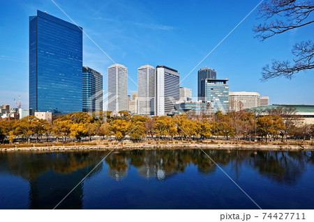 大阪城公園から見るOBPの高層ビル群 74427711
