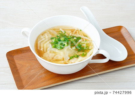 ワンタンスープ。エノキ入り雲呑スープ。中華スープ。 74427996