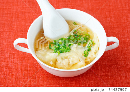 ワンタンスープ。エノキ入り雲呑スープ。中華スープ。 74427997