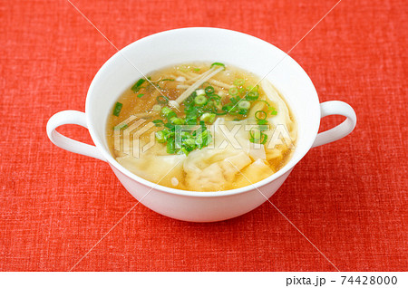 ワンタンスープ。エノキ入り雲呑スープ。中華スープ。 ワンタンスープ。エノキ入り雲呑スープ。中華スープ。 74428000