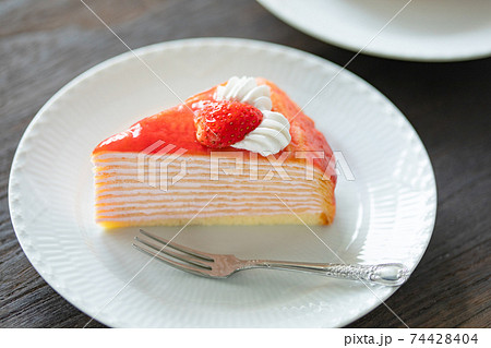 お皿に盛り付けされた苺ミルクレープ お皿に盛り付けされた苺ミルクレープ 74428404