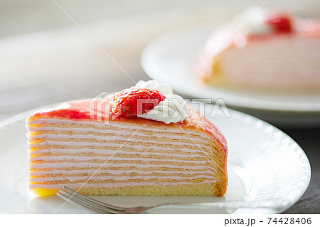 お皿に盛り付けされた苺ミルクレープの写真素材