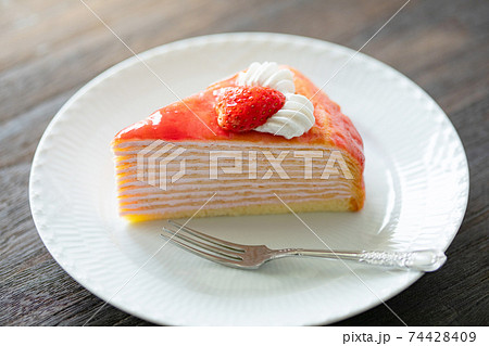 お皿に盛り付けされた苺ミルクレープ 74428409