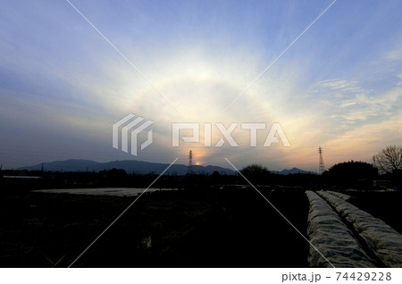 ハロ現象 太陽の周りに虹 ハロ現象 太陽の周りに虹 74429228