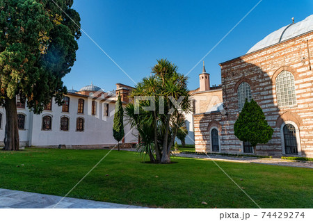 Inner courtyard of Topkapi Palace, the major residences of the Ottoman sultans Inner courtyard of Topkapi Palace, the major residences of the Ottoman sultans 74429274