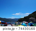 混雑する伊豆の海水浴場 74430160
