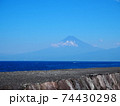 海の向こうに浮かぶ富士山 74430298