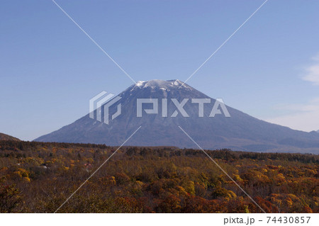 紅葉と羊蹄山 蝦夷富士 北海道秋の写真素材