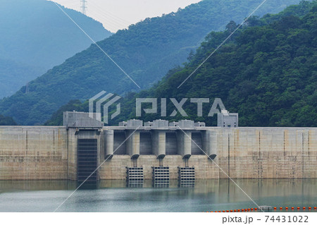 群馬県/ 完成して間もない水量豊富な八ッ場ダム(八ッ場あがつま湖) 堰堤 群馬県/ 完成して間もない水量豊富な八ッ場ダム(八ッ場あがつま湖) 堰堤 74431022