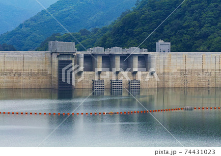 群馬県/ 完成して間もない水量豊富な八ッ場ダム（八ッ場あがつま湖） 堰堤 74431023
