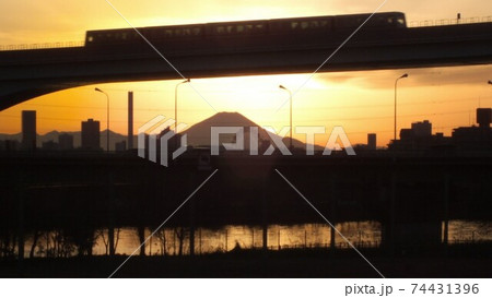 足立区と荒川区を繋ぐ扇大橋を渡る舎人線と富士山と荒川遊園地の観覧車の観える冬の夕暮れの風景 足立区と荒川区を繋ぐ扇大橋を渡る舎人線と富士山と荒川遊園地の観覧車の観える冬の夕暮れの風景 74431396