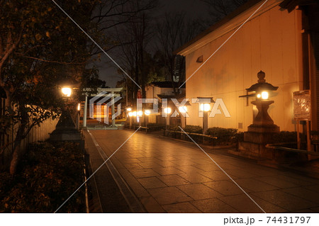 夜の神社 74431797