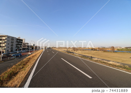 東京都葛飾区柴又の柴又公園近くの河川敷 74431889