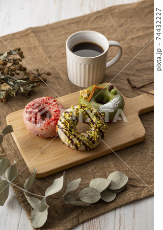 ドーナツとコーヒー ドーナツとコーヒー 74432227