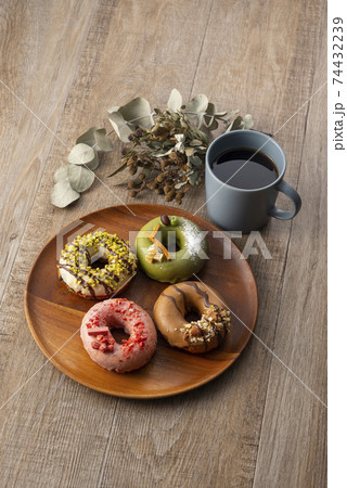 ドーナツとコーヒー 74432239