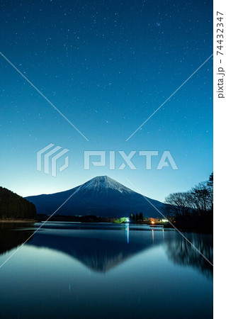 富士山と夜景 74432347