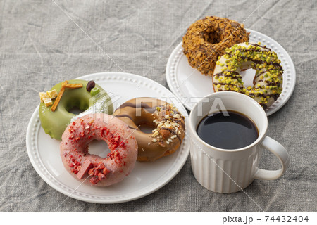 ドーナツとコーヒー ドーナツとコーヒー 74432404