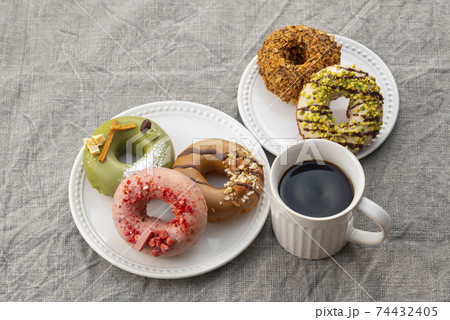 ドーナツとコーヒー ドーナツとコーヒー 74432405