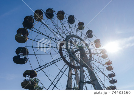 Beautiful retro colorful ferris wheel of the amusement park in the blue sky background.. Beautiful retro colorful ferris wheel of the amusement park in the blue sky background.. 74433160