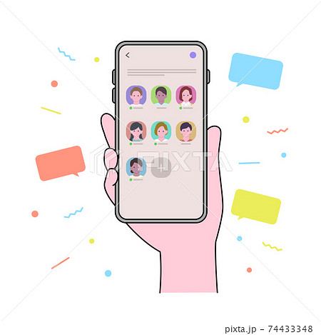 スマートフォンを持つ手　SNS画面 74433348